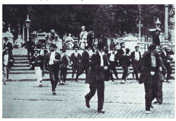 Bizkaitar meatzeetako langile grebalarien kontrako zapalkuntza militarra Bilboko Areatzan, 1911ko irailean.<br><br>